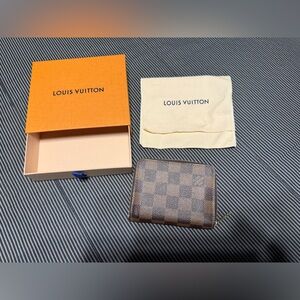 Louis Vuitton Woman’s Authentic Zip-up Wallet
